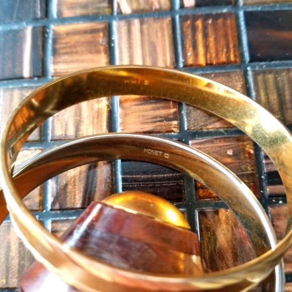 VINTAGE MONET Gold-tone Etched Bangle Bracelets. Signed. - Picture 4 of 4